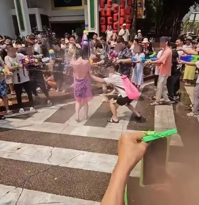 女游客在“泼水节”被男**撕雨衣，当事人：很崩溃，没有边界感！